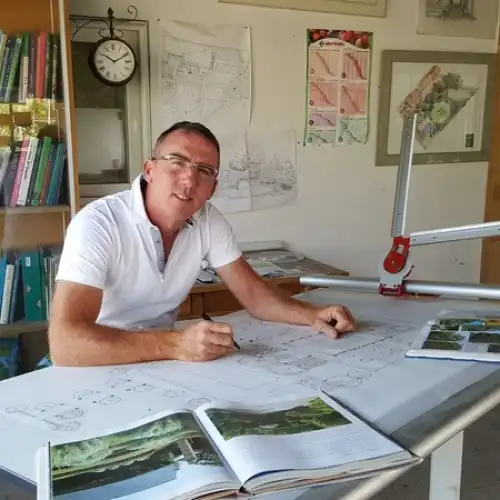Frédéric Ibanez travaillant sur les plans d’un projet d’aménagement paysager à Châteaurenard