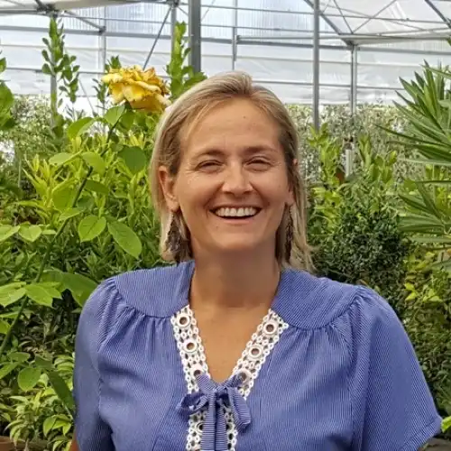 Portrait de Nathalie au sein des serres de Côté Jardin en Provence à Châteaurenard