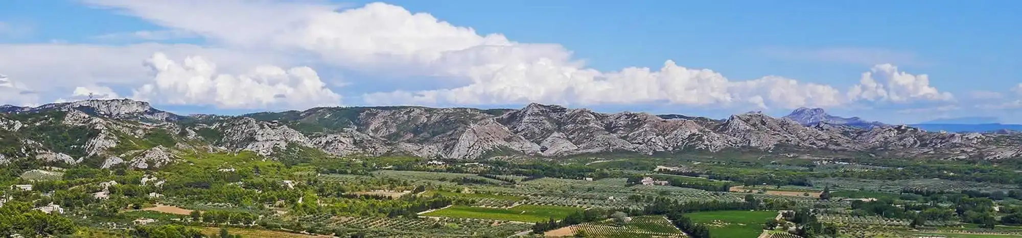 Vue panoramique sur le massif des Alpilles et la campagne provençale